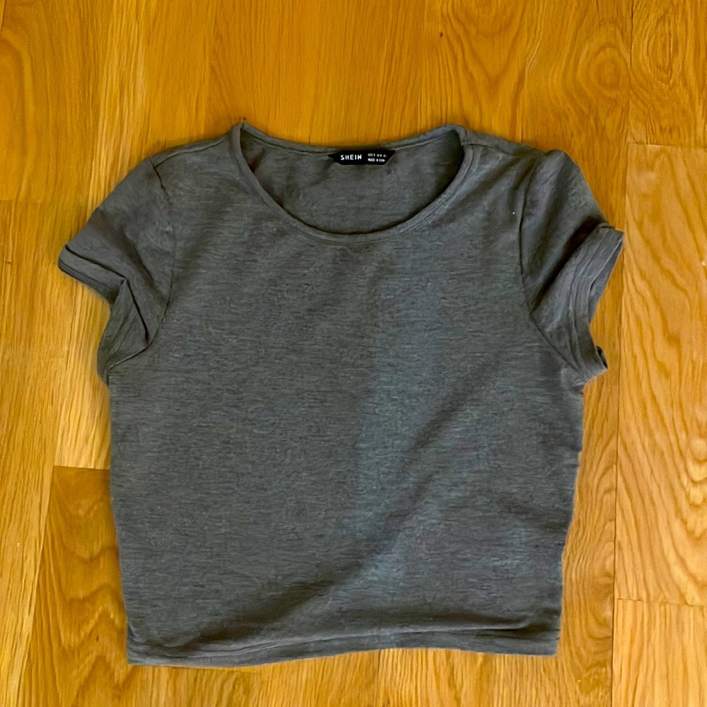 Cropped gray top